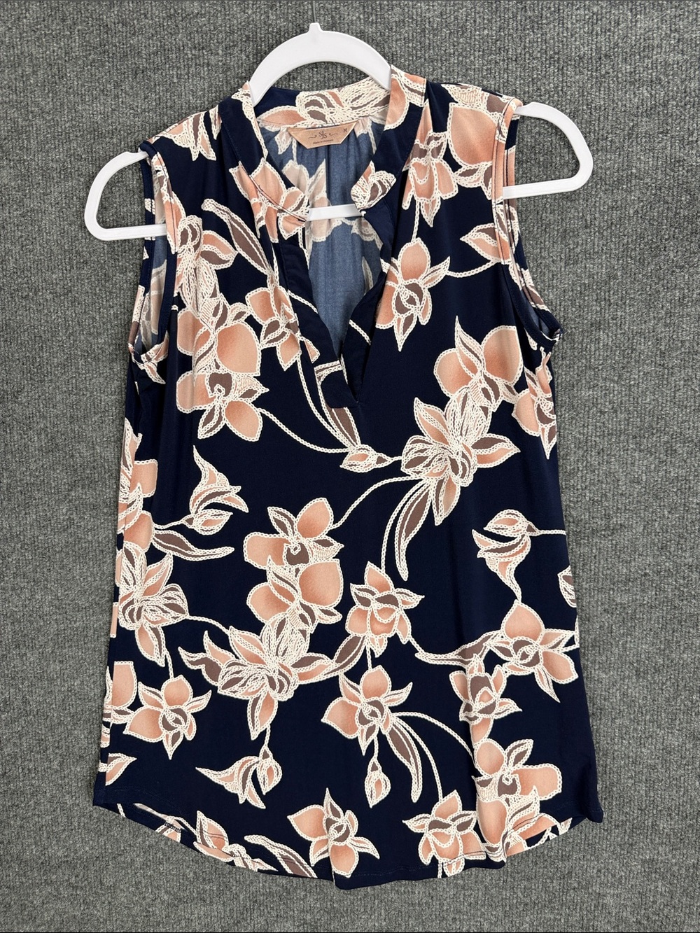 SJS Sleeveless Navy Floral V-Neck Shell Top - Peach on Navy Floral Size M